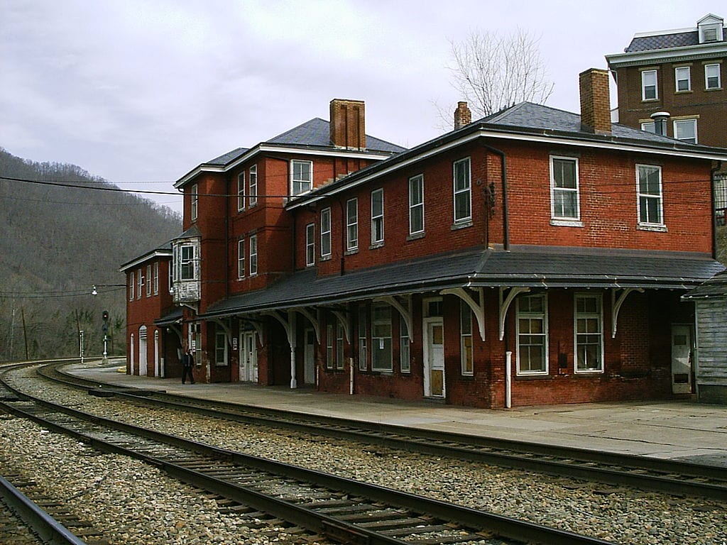 1024px-Hinton_West_Virginia_train_station_north